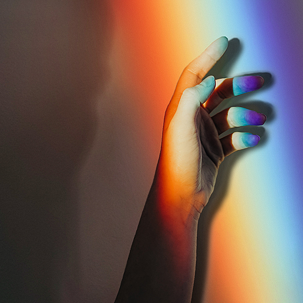 Bild von Hand mit Regenbogenfarben
