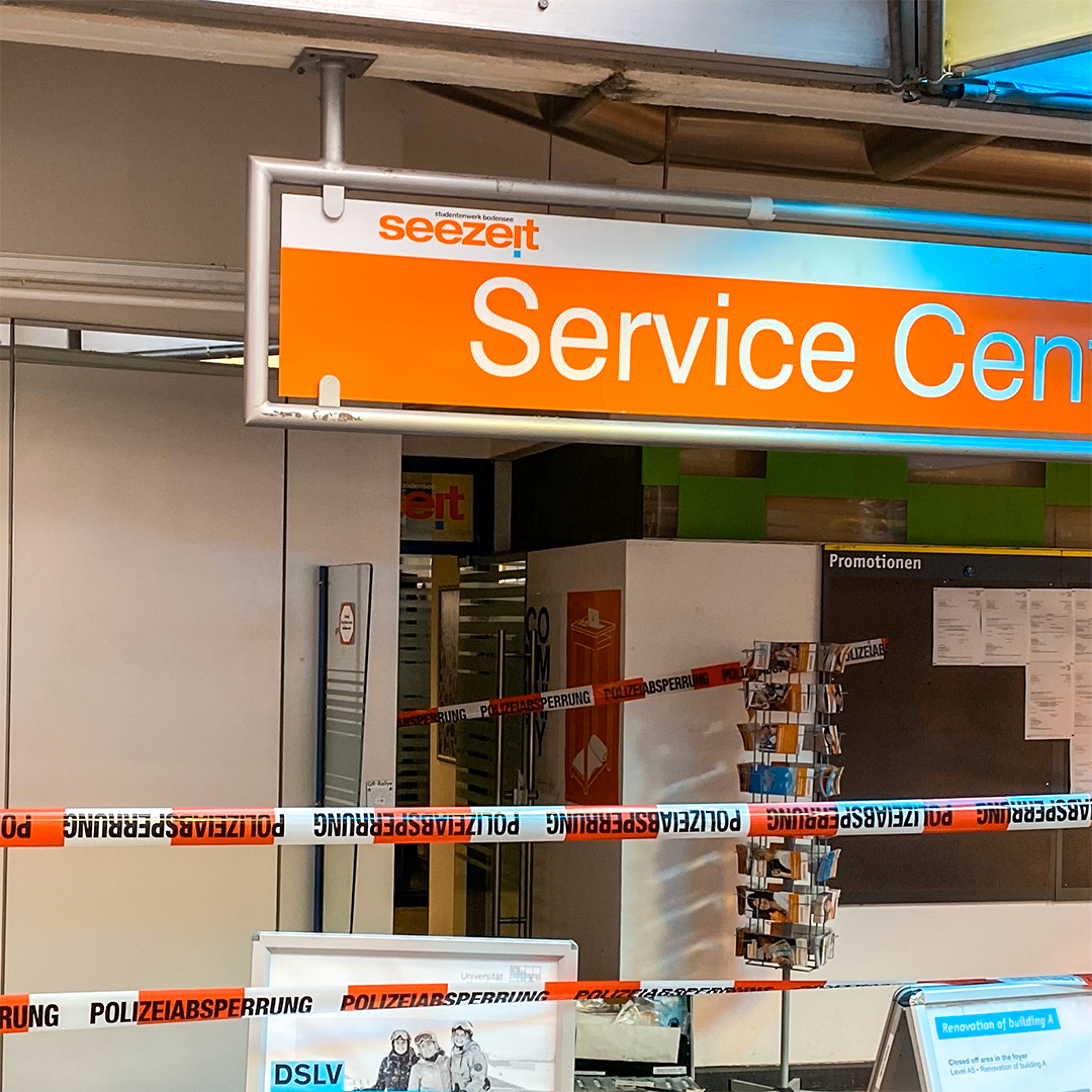 Bild vom Eingang des Service Centers Konstanz mit Polizeiabsperrband