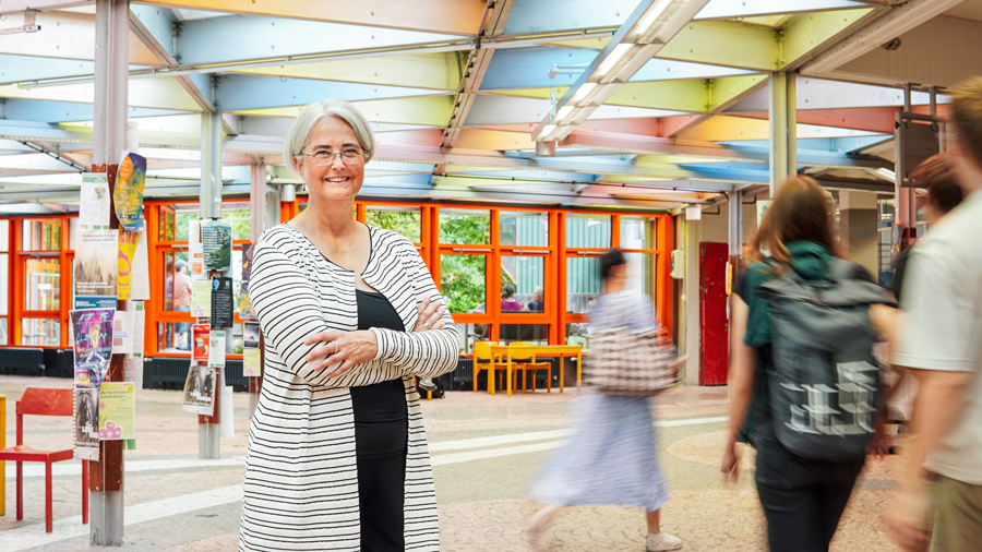 Seezeit-Geschäftsführerin Gisa Klaus am Campus der Uni Konstanz