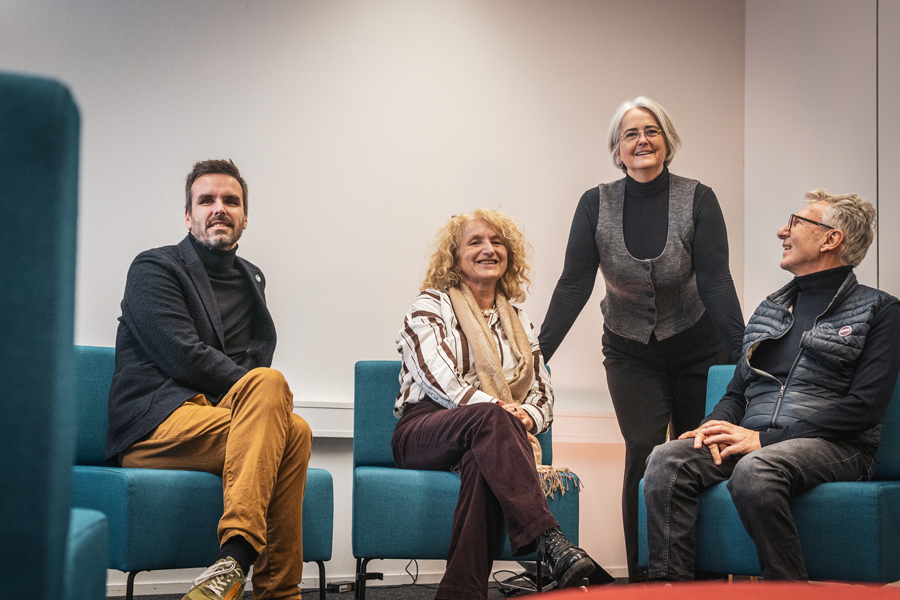 Zu sehen sind vier Personen, von links nach rechts: Dr. Stephan Tögel (2. Vorstand Crescere Stiftung Bodensee), Marlies Piper (Sozialberatung Seezeit Studierendenwerk Bodensee), Gisa Klaus (Geschäftsführerin Seezeit Studierendenwerk Bodensee), Wolfgang Münst (Vorstandsvorsitzender Crescere Stiftung Bodensee)