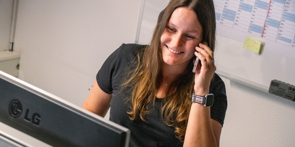 Mitarbeiterin am Telefon