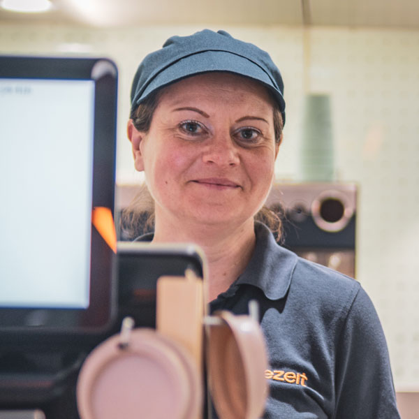Portrait Eva Iliev, stellvertretende Teamleitung CampusCafé und BibCafé
