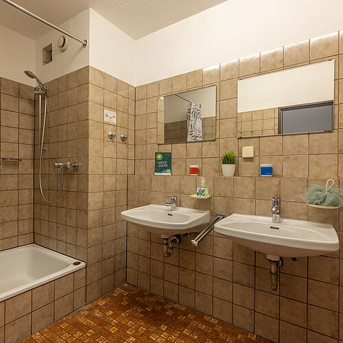 Bathroom in the Seezeit Jan-Hus-Haus residential complex with two washbasins and shower