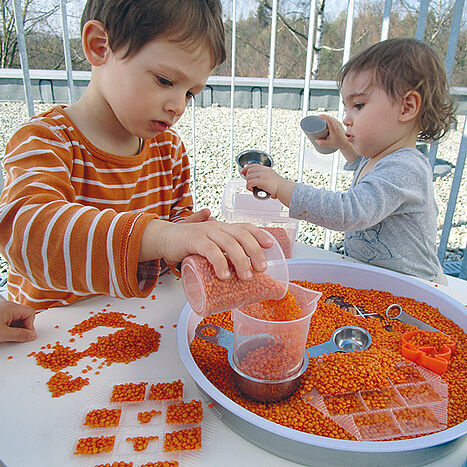 Kinder forschen auf der Terrasse im Seezeit Kinderhaus