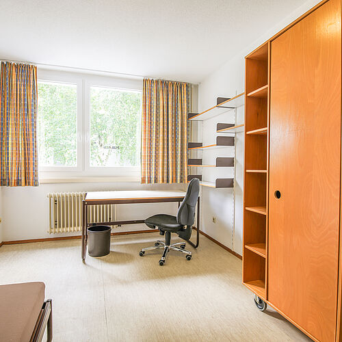 Furnished room Seezeit hall of residence Jan-Hus-Haus with bed, table, shelf and closet