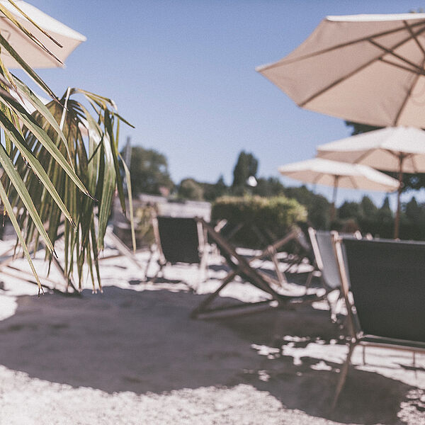Seezeit StrandBar am Seerhein an der HTWG in Konstanz mit Palmen, Sonnenschirmen und Liegestühlen im Sand
