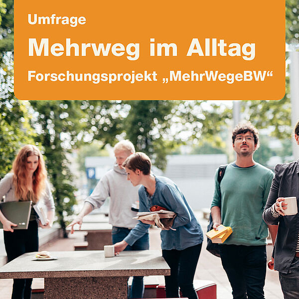 Studierende im Campusalltag mit Mehrwegbechern, mit Hinweis auf die Umfrage „MehrWegeBW“, ein Forschungsprojekt des Umwelt-Campus Birkenfeld und der Technischen Hochschule Mittelhessen