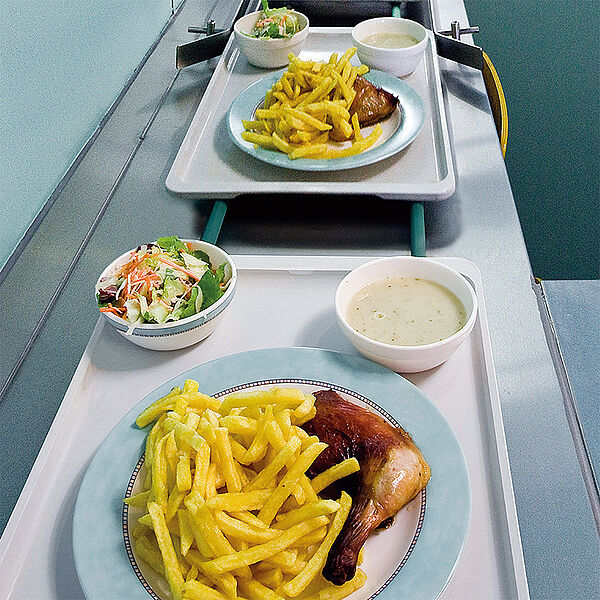 Bild von Hänchenkeule mit Pommes und Beilagen